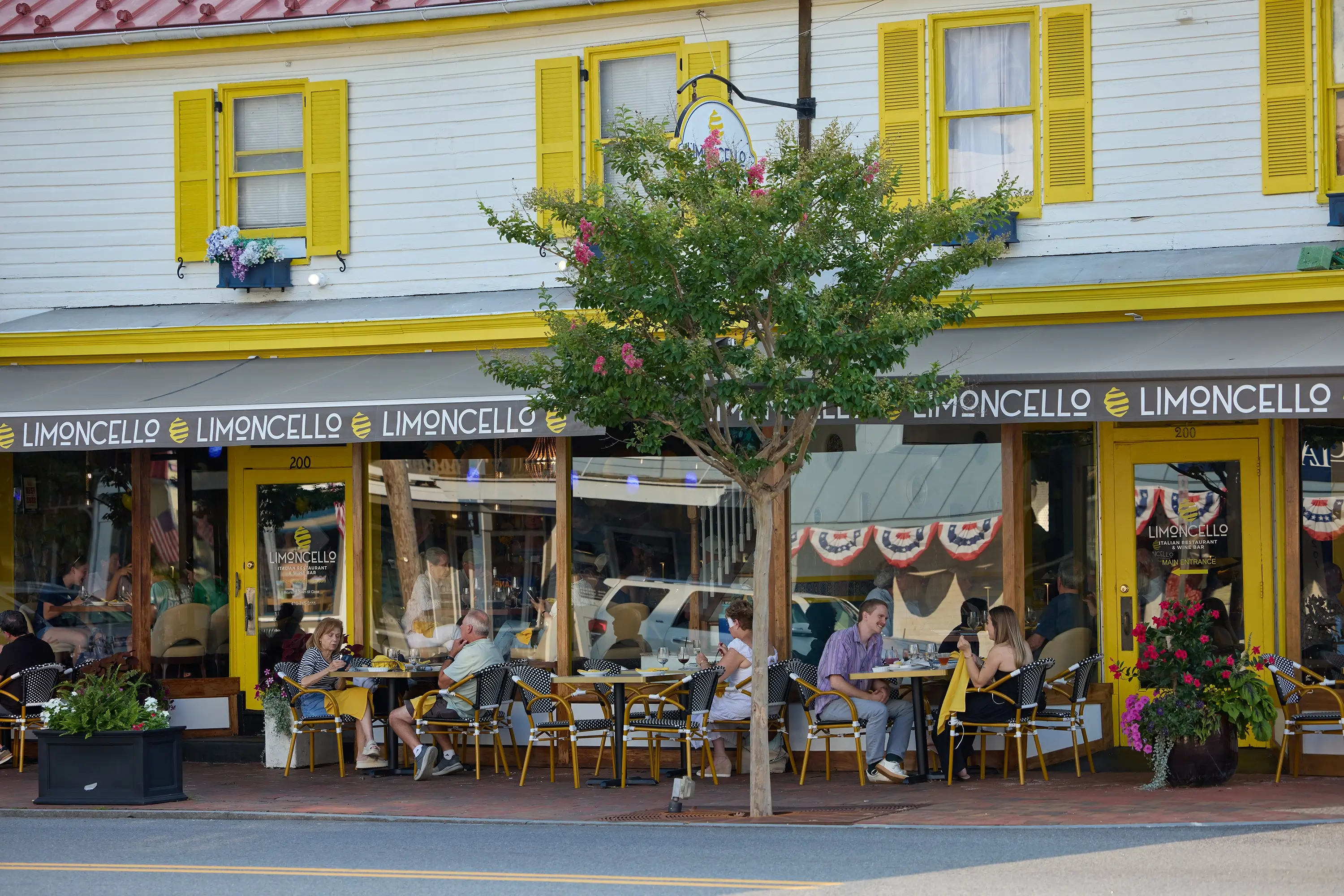 People eating at the limcello restaurant